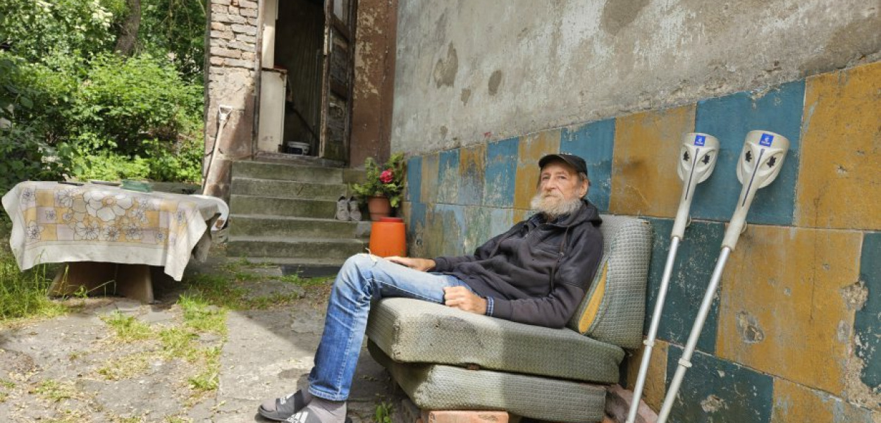 Andrzej Bajer jest niepełnosprawny, chodzi o kulach, a w domu, w którym mieszka nie ma nawet bieżącej wody