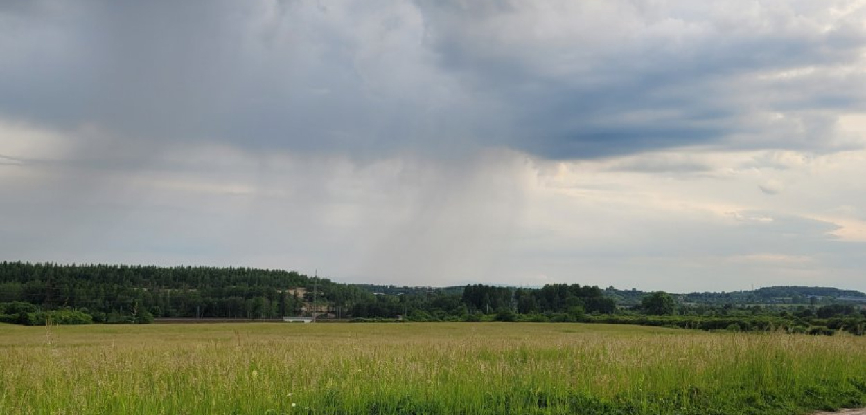 Osadnik (po lewej) od strony drogi łączącej Trzebinię i Luszowice