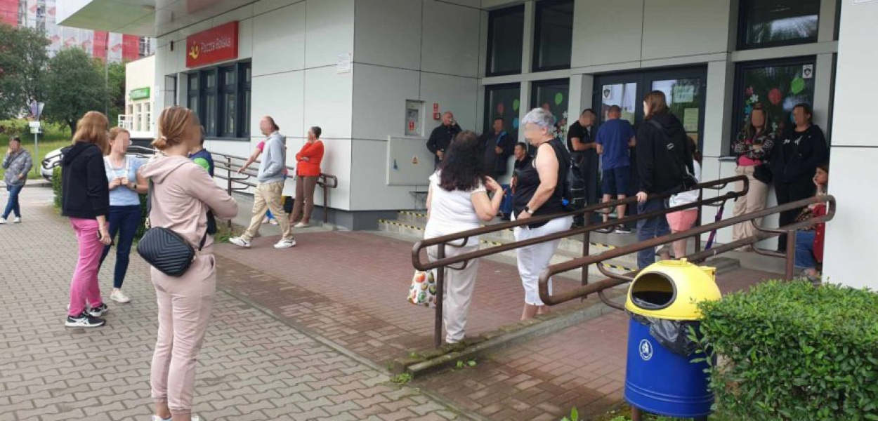 Rodzice i dziadkowie czekali w kolejce wiele godzin, żeby zapisać dzieci na półkolonię organizowaną przez spółdzielnię