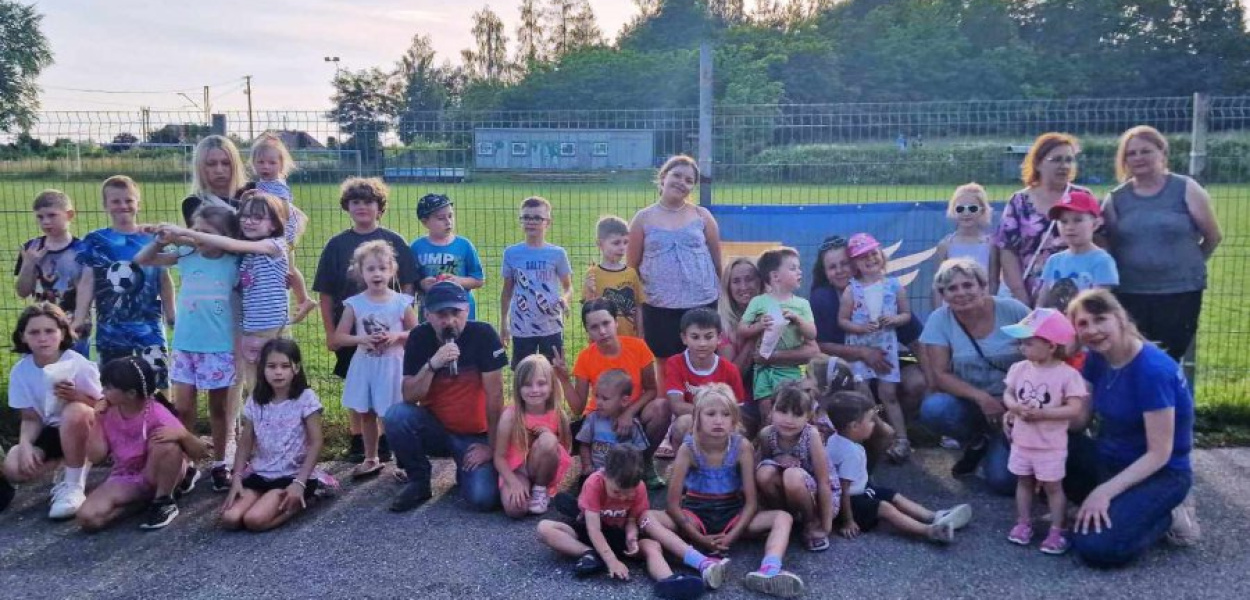 Przewodnicząca Rady Osiedla Marta Skowronek, Panie z Domu Gromadzkiego, DJ Paweł oraz najmłodsi uczestnicy imprezy 