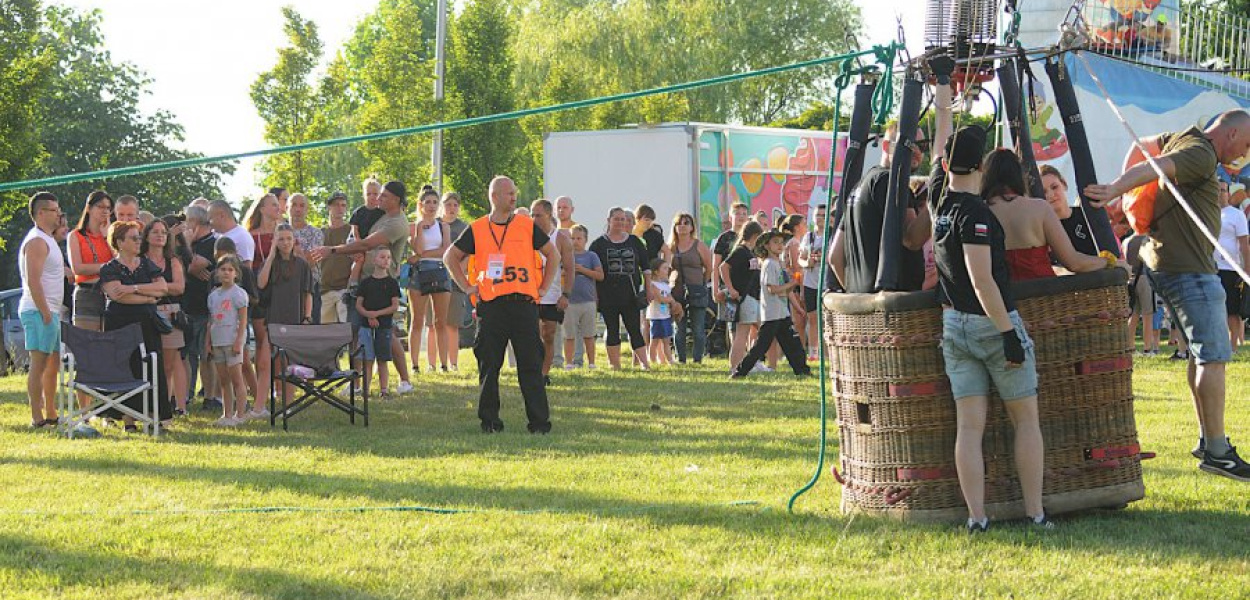 Kolejka do lotu balonem na osiedlu Flagówka w Libiążu