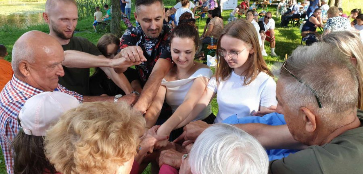 Podczas zabawy zatytułowanej &quot;Węzeł gordyjski&quot; na pikniku w Kościelcu  