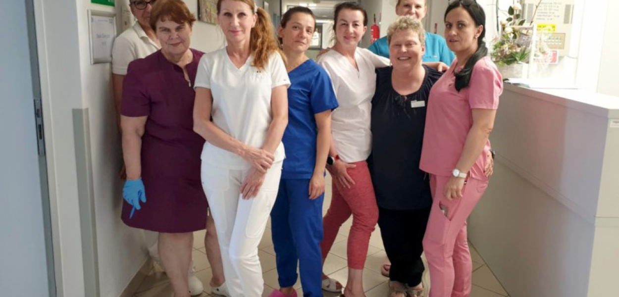 Pielęgniarki oddziału paliatywnego wraz z ordynator Krystyną Domagałą (w bordowym uniformie)