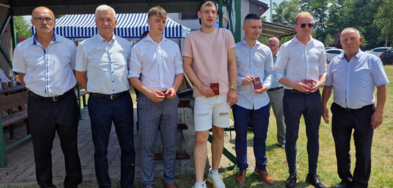 Nagrodzeni brązową honorową odznaką Podokręgu Piłki Nożnej Chrzanów. Od lewej: Prezes klubu Marek Husarek, Antoni Gawronek, Konrad Borowicz, Karol Górkowski, Miłosz Ołpiński, Kamil Ostrowski oraz Prezes PPN Chrzanów Józef Cichoń 
