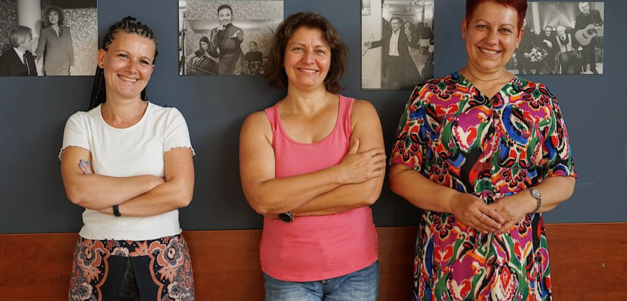 Członkinie Stowarzyszenia Inicjatyw Społecznych w Woli Filipowskiej w miejscowym domu ludowym: Mariola Skorus, Magdalena Bociek, Renata Brzózka. Na ścianie zdjęcia znanych artystów, zaproszonych przez stowarzyszenie. Od lewej: Alicja Majewska i Włodzimierz Korcz, Grażyna Brodzińska, Zbigniew Wodecki, zespół Gang Marcela