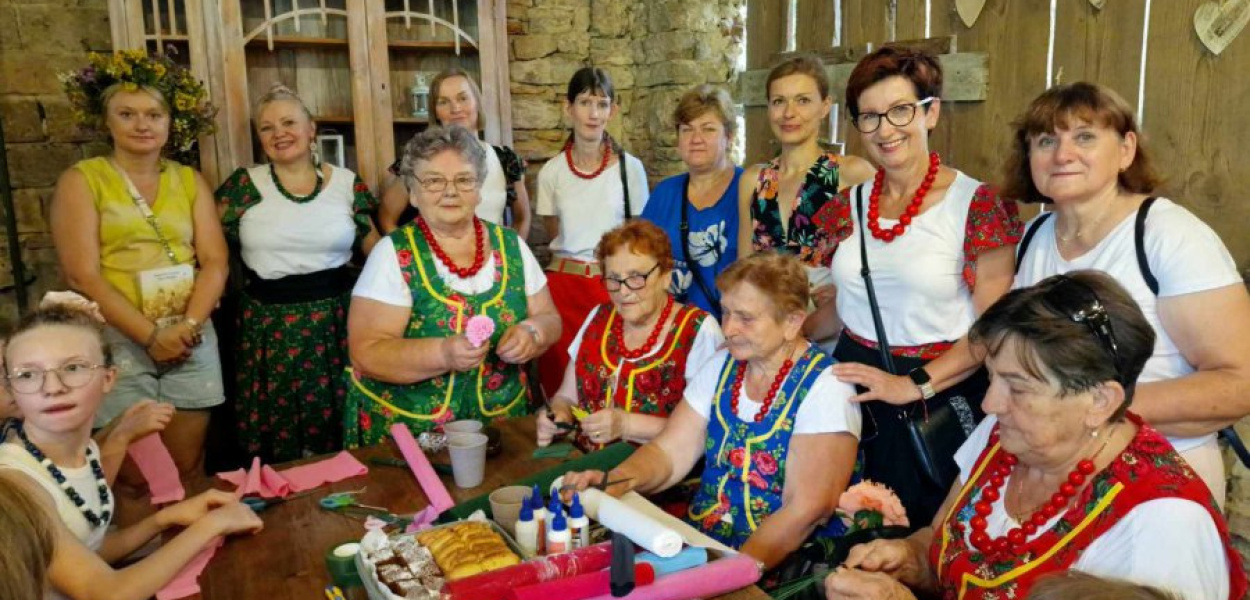 Warsztaty tworzenia kwiatów z bibuły. Na zdjęciu panie z KGW Płazianki, sołtys Lucyna Korycińska oraz organizatorka wydarzenia Dorota Kouba