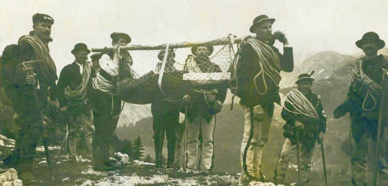 Przenoszenie rannego turysty przez ratowników TOPR w 1911 roku. Pierwszy z lewej stoi Mariusz Zaruski FOT. ARCHIWUM TOPR