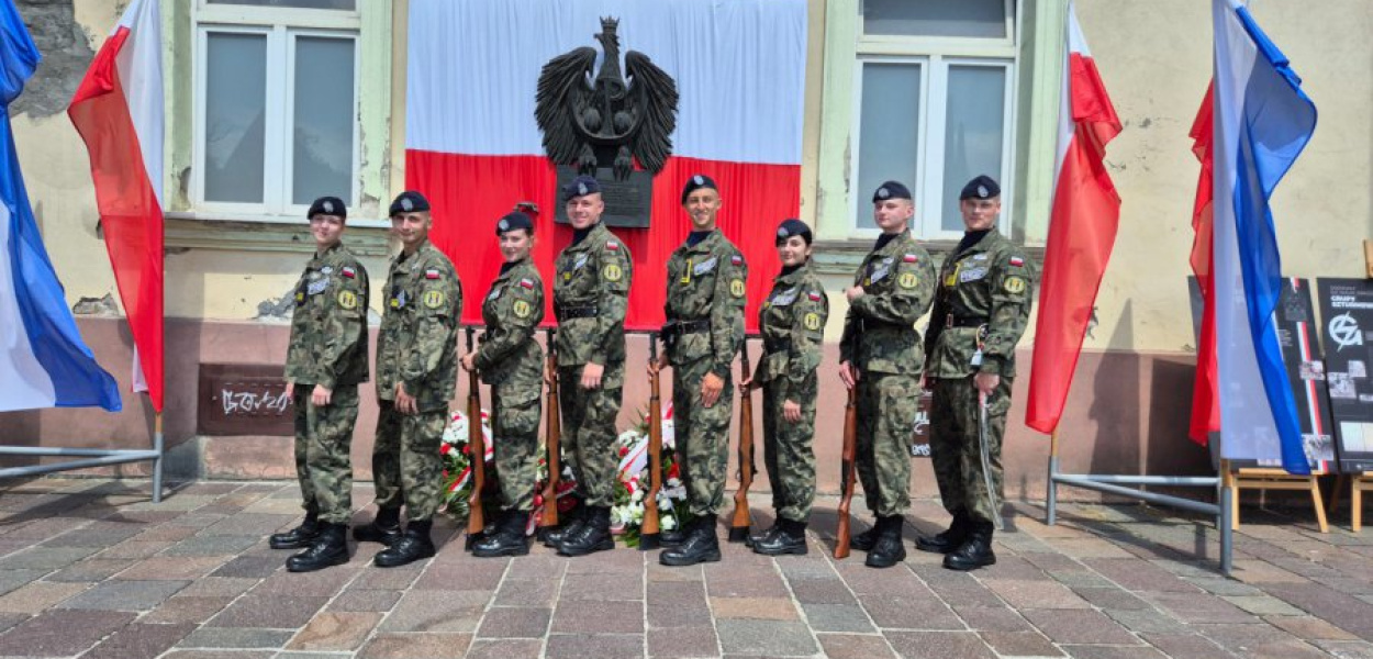 Licealiści LO w Trzebini im. Batalionu Parasol podczas uroczystości w Krakowie. FOT. Michał Krzywiecki