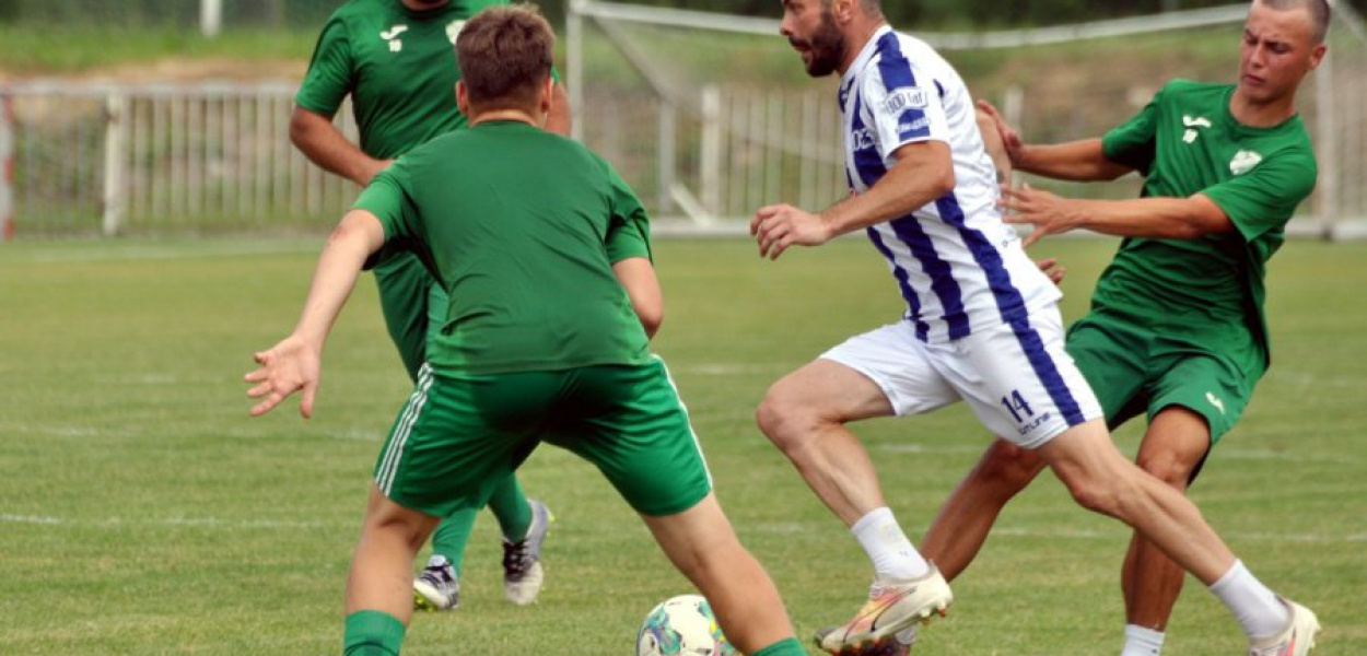 Drużyna  Gromca (zielone stroje) podczas sparingu ze Świtem Krzeszowice