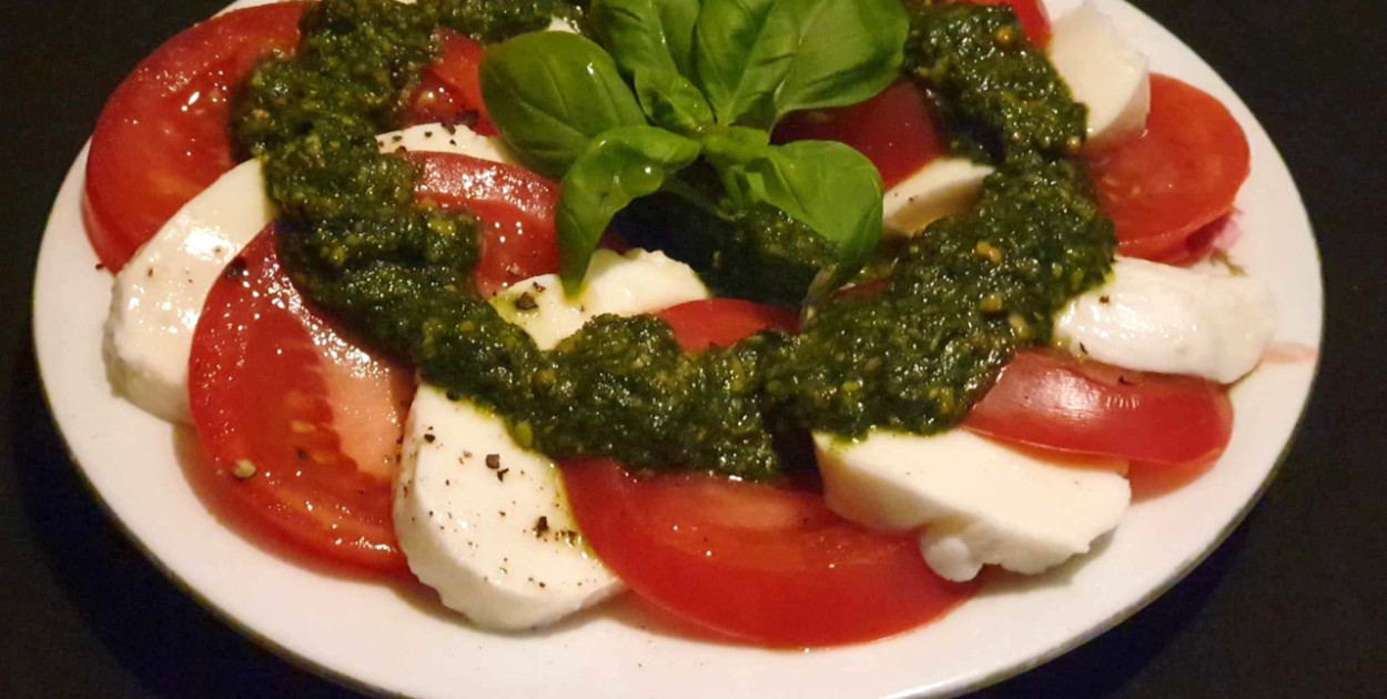 Pesto świetnie smakuje z serem mozzarella i pomodorami