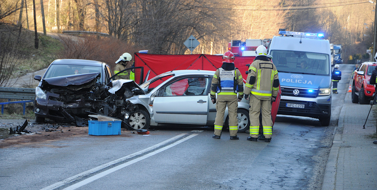 Droga wojewódzka 781 w Płazie bywa śmiertelnie niebezpieczna. Na zdjęciu wypadek na Lipowieckiej w grudniu zeszłego roku