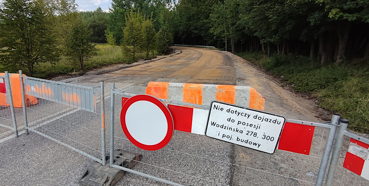 Zamknięta dla ruchu Wodzińska w Chrzanowie (od wjazdu do garaży)