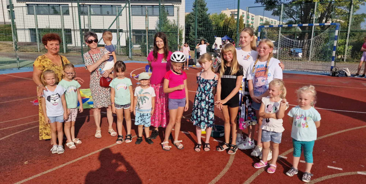 Uczestnicy zabawy wraz z przewodniczącą rady osiedla Teresą Jarczyk