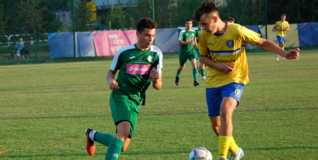 Pojedynek w meczu MKS Fablok Chrzanów - Nadwiślanin Gromiec. Fot. Marek Oratowski