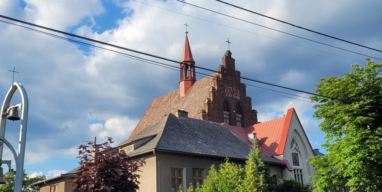 Z lewj sytony cześć zabudowań parafialnych czekająca na remont dachu i wymianę okien