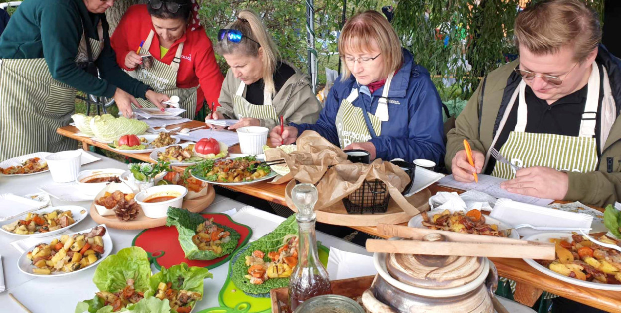 Jury ocenia smak przygotowanych przez uczestników konkursu pieczonych ziemniaków