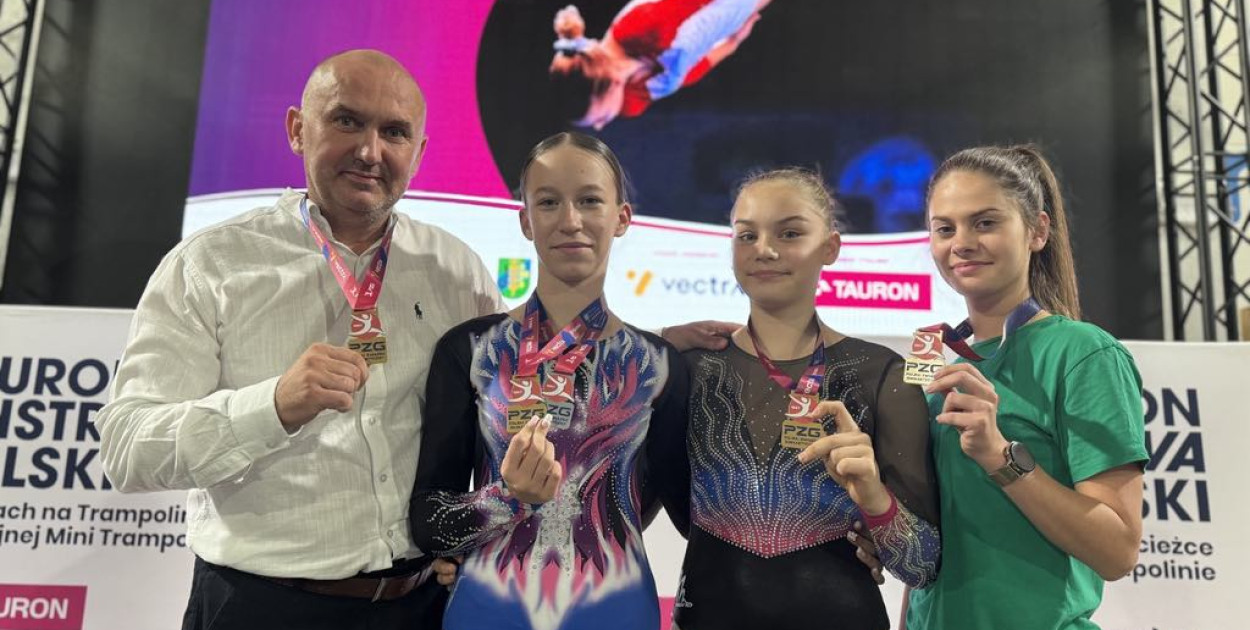 Od lewej Marek Starczyński, Nadia Płonka, Lena Podczaszy oraz trener Angelika Majcherek. FOT. Archiwum Fotograficzne UMKS PMOS CHRZANÓW