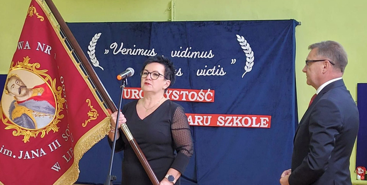 Sztandar trzyma dyrektor Ewa Kowalska, fot. SP nr 1 w Libiążu