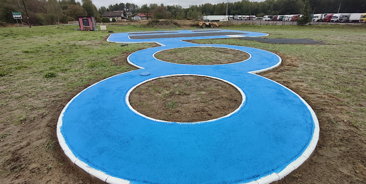 Niedokończone jeszcze miasteczko ruchu drogowego w Regulicach. Obok jest pumptrack i boisko piłkarskie