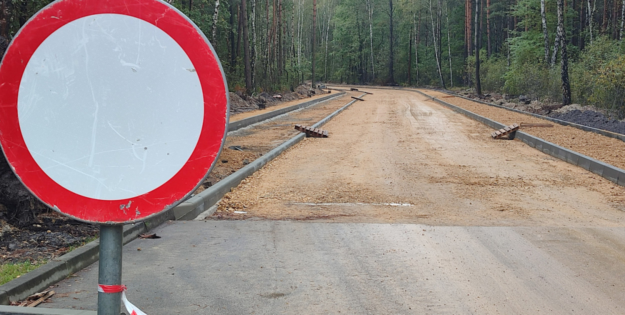 Trwa przebudowa drogi przy zalewie Chechło w Trzebini