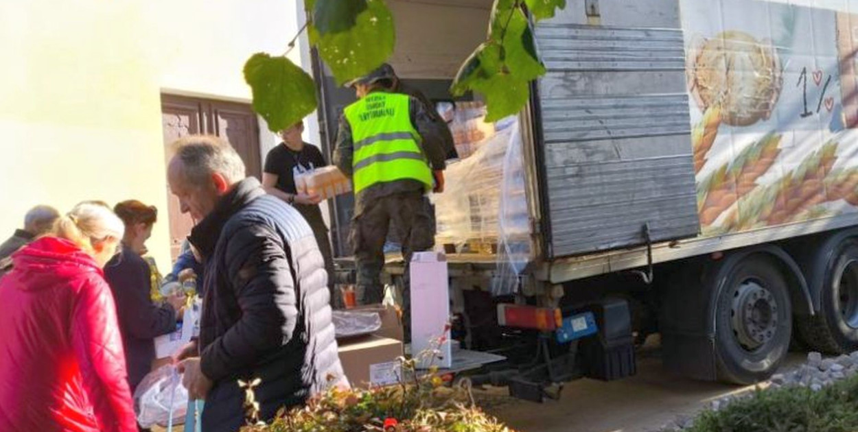 Trwa załadunek darów dla powodzian, fot. Archidiecezja Krakowska