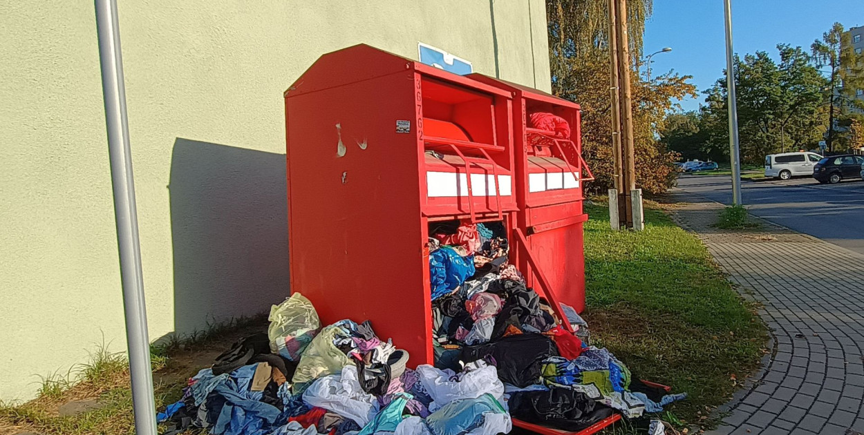 Zdewastowany i przepełniony pojemnik przy ulicy Sikorskiego w Chrzanowie