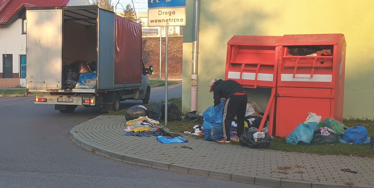 Trwa sprzątanie otoczenia pojemników przy ulicy Sikorskiego w Chrzanowie