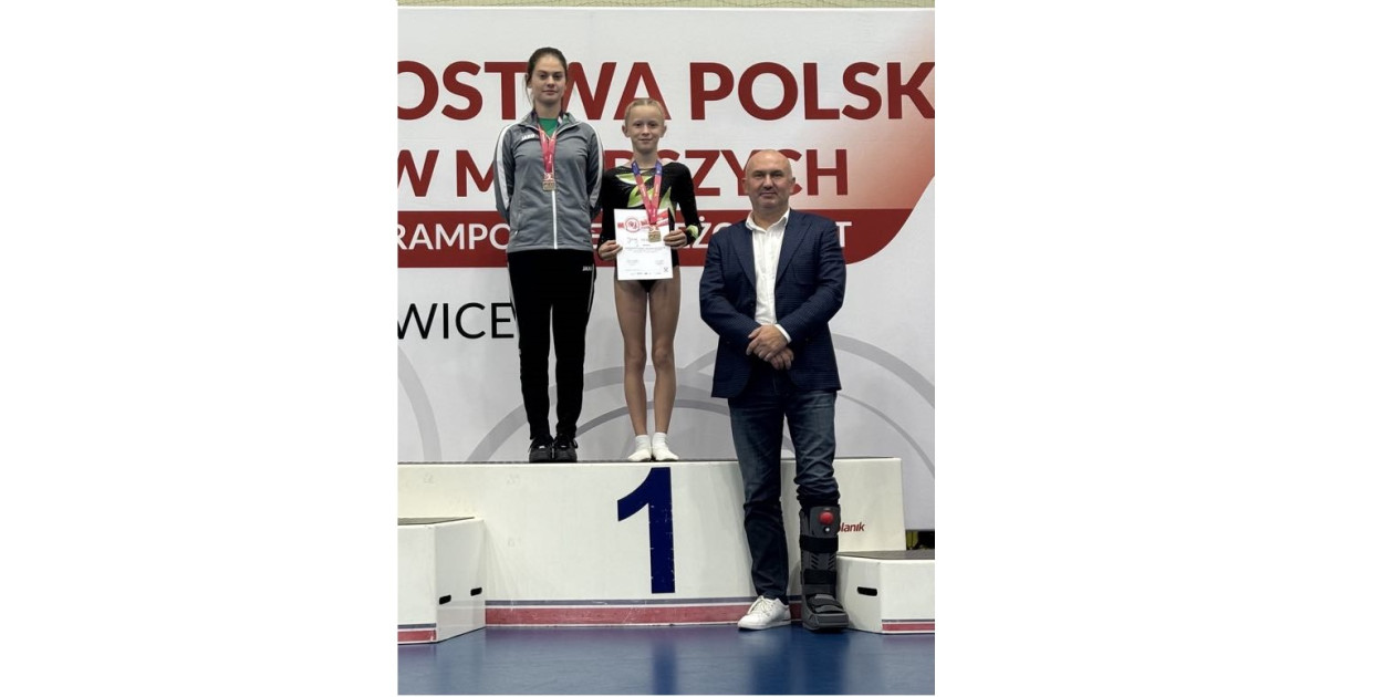 Od lewej: Trenerka Angelika Majcherek, Julia Wendzel oraz trener Marek Starczyński