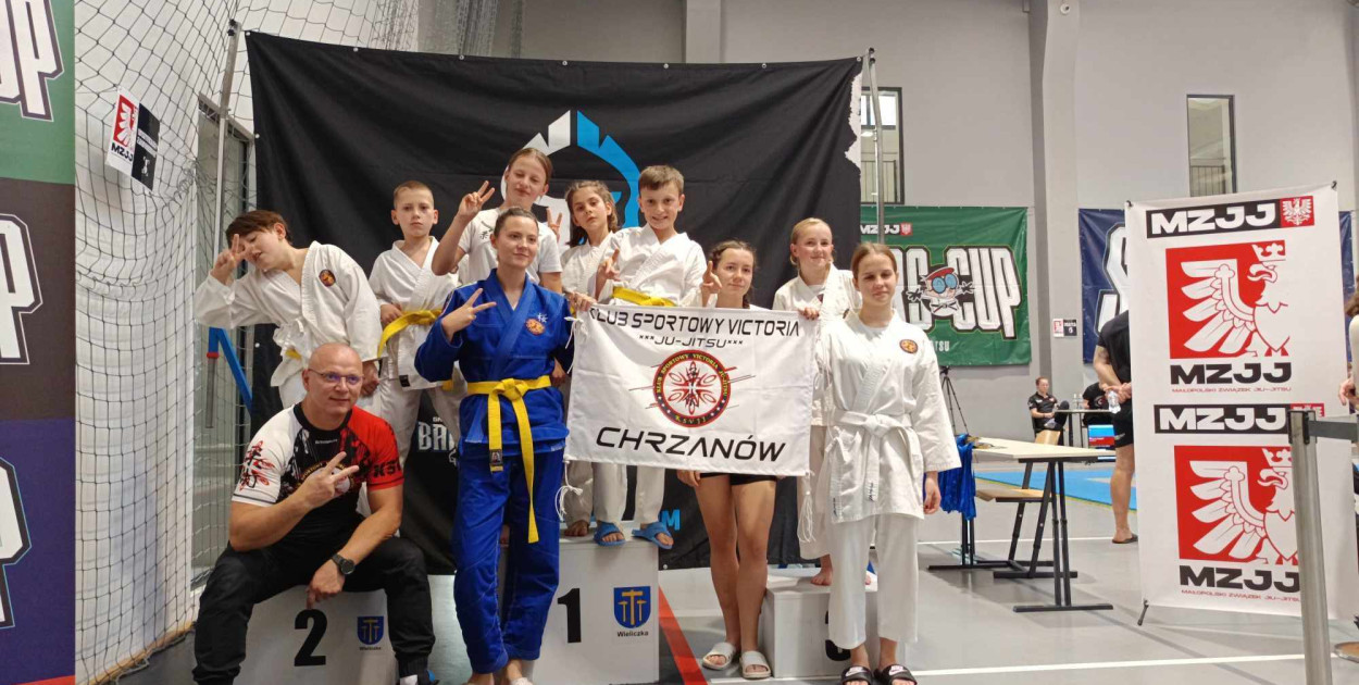 Zawodnicy wraz z trenerem Pawłem Ciorochem. FOT. Archiwum fotograficzne Klubu Sportowego Victoria Ju-Jitsu 