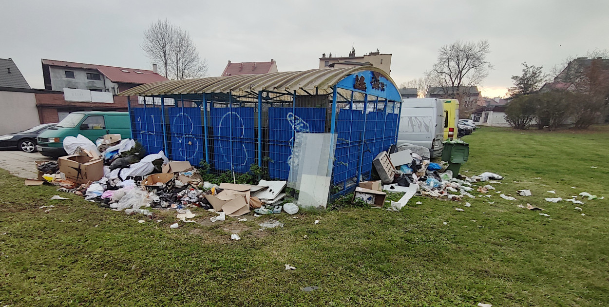 Stanowisko na odpady przy wejściu na Targowisko Miejskie, od strony Krakowskiej w Chrzanowie