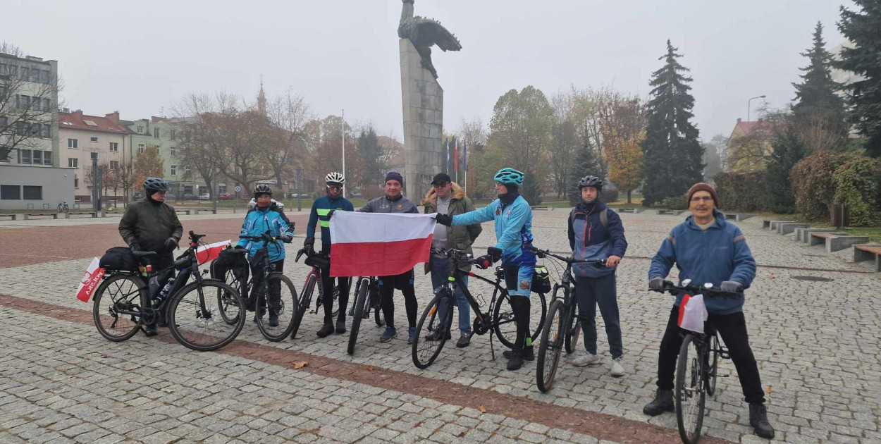 Wspólne zdjęcie przed podróżą na placu 1000-lecia w Chrzanowie