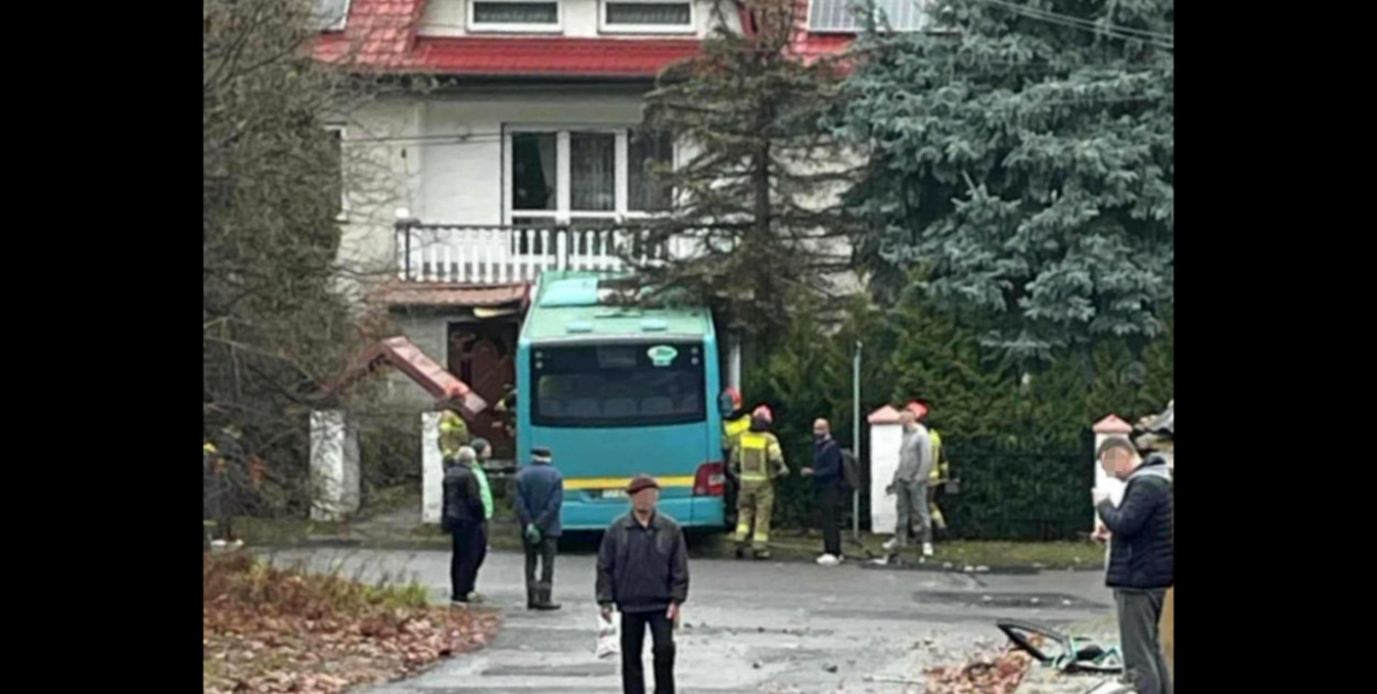 W Balinie autobus wbił się w dom. FOT. Michał Kłyk