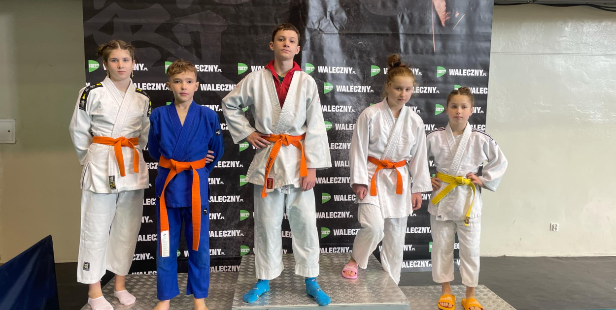 Zawodnicy KS Judo Kangury. Od lewej: Hanna Paliwoda, Gabriel Ziąbek, Wojciech Dudek, Joanna Nowak, Łucja Nowak. FOT. Archiwum fotograficzne KS Judo Kangury