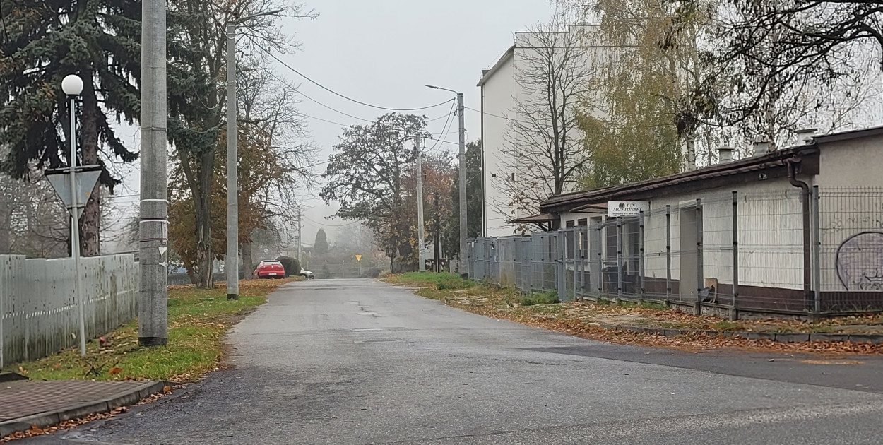 Widok na miejsce, gdzie droga od Sikorskiego do Orlenu ma mieć wylot