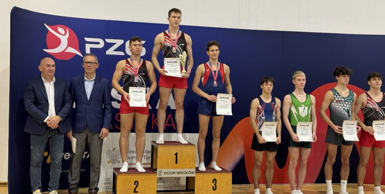 Wiktor Starczyński na drugim stopniu podium. FOT. Archiwum fotograficzne UMKS-PMOS Chrzanów