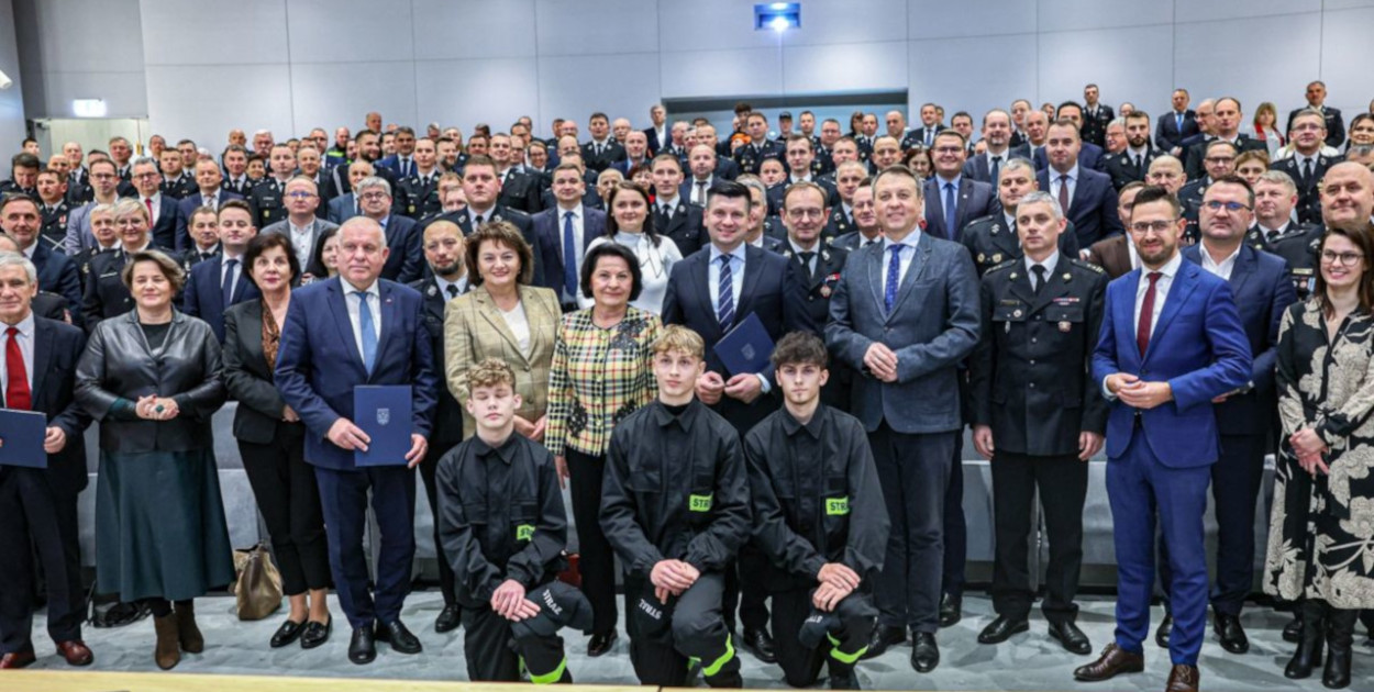 Przedstawiciele straży pożarnych wraz z władzami Małopolski. FOT. UMWM