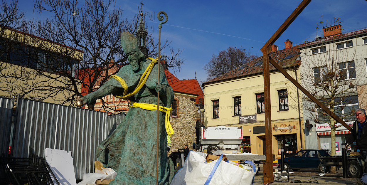 Montaż pomnika św. Mikołaja na Rynku w Chrzanowie