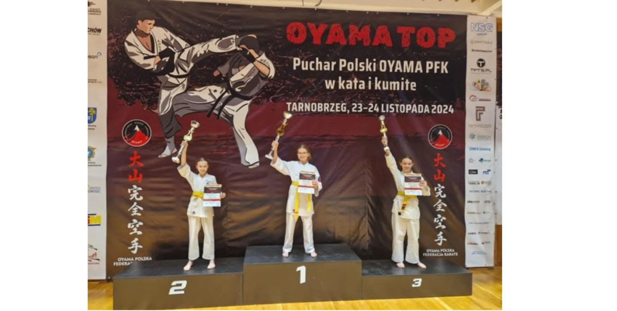 Maja Chodacka na najwyższym stopniu podium. FOT. Archiwum fotograficzne Zagłębiowskiego Klubu Oyama Karate