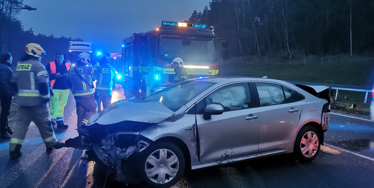 W środę wczesnym rankiem a autostradzie A4 samochód uderzył w bariery. FOT. OSP Zalas