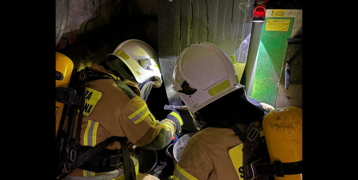 Strażacy gasili pożar, jaki wybuchł w kotłowni w Krzeszowicach. FOT. OSP  Krzeszowice