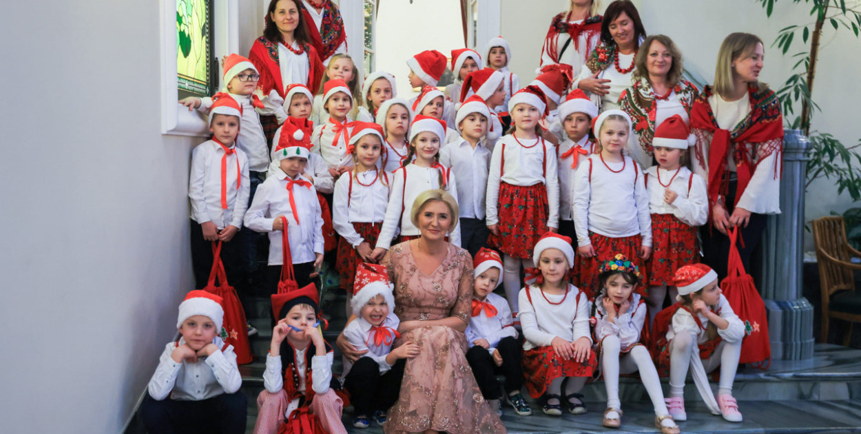 Dzieci z Tenczynka z Agatą Kornhauser-Dudą w Pałacu Prezydenckim. FOT. archiwum prezydent.pl