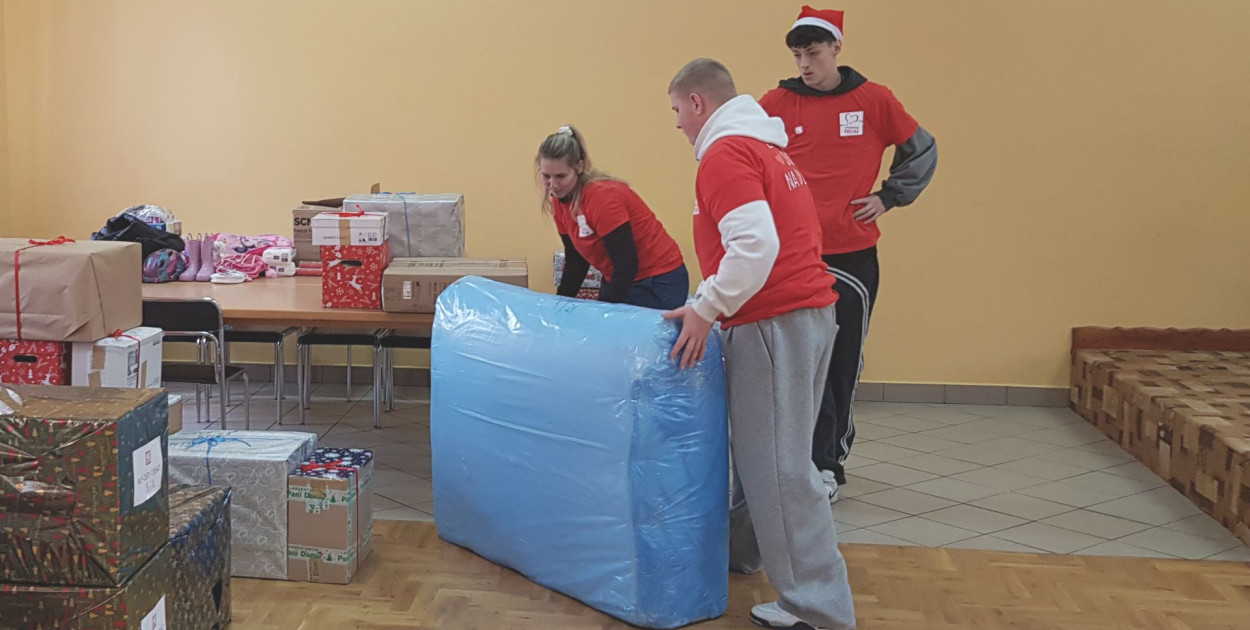 Wolontariusze w Domu Ludowym w Mirowie k. Alwerni. To tutaj trafi paczka od piłkarek i piłkarzy reprezentacji 