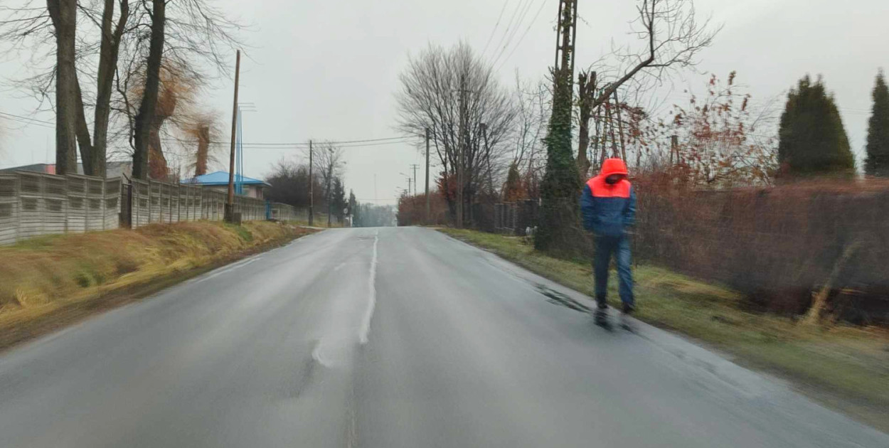 Ulica Chrzanowska w Balinie bez chodnika