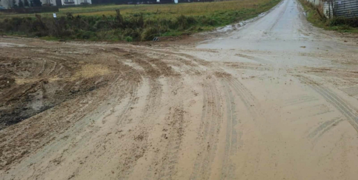 Ul. Bandurskiego w Krzeszowicach. Obok powstaje nowa droga. FOT. nadesłane przez Czytelniczkę