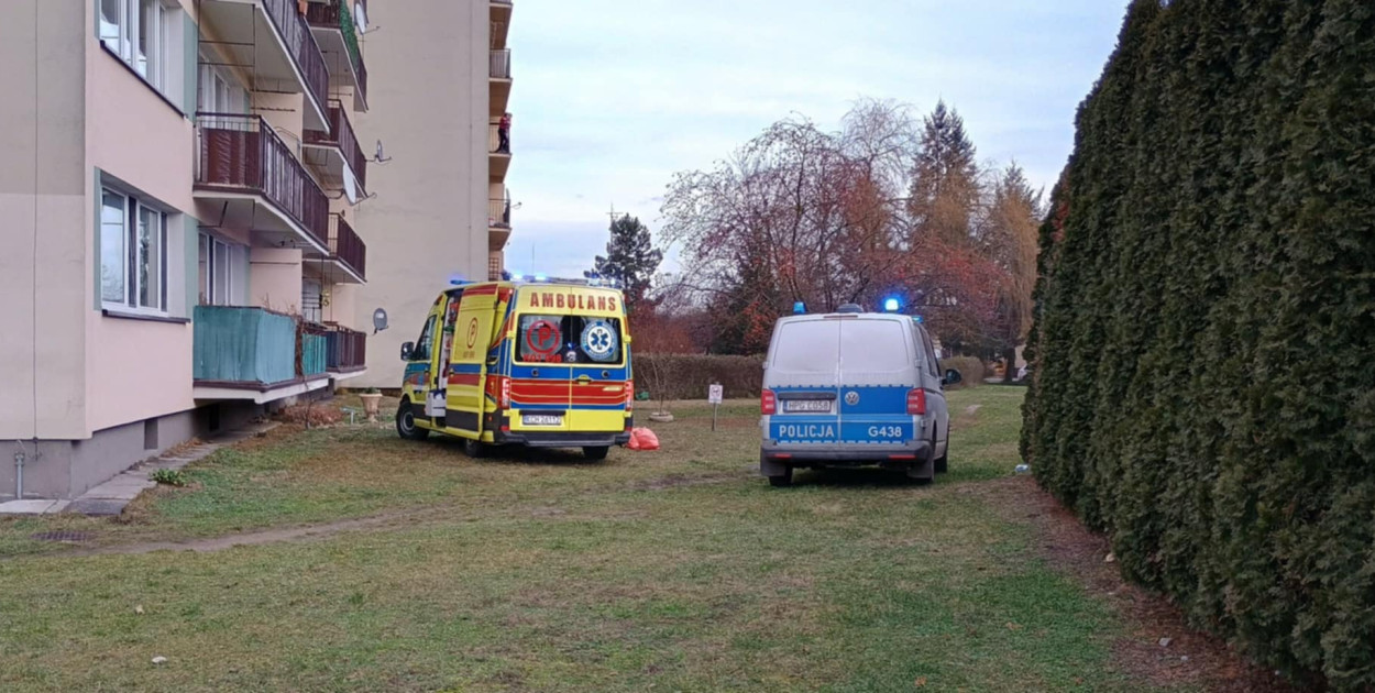 Przy bloku w Chrzanowie znaleziono ciało mężczyzny