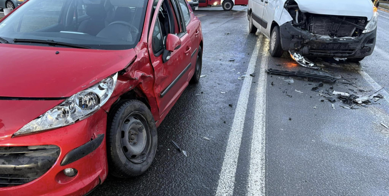 W piatek rano a DK 79 zderzyły się dwa samochody. FOT. OSP Krzeszowice