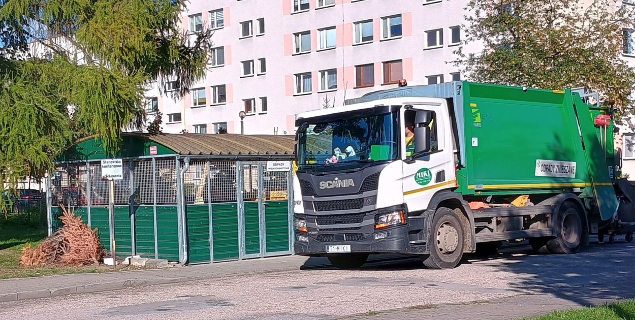 Odpady odbierają pracownicy firmy Miki