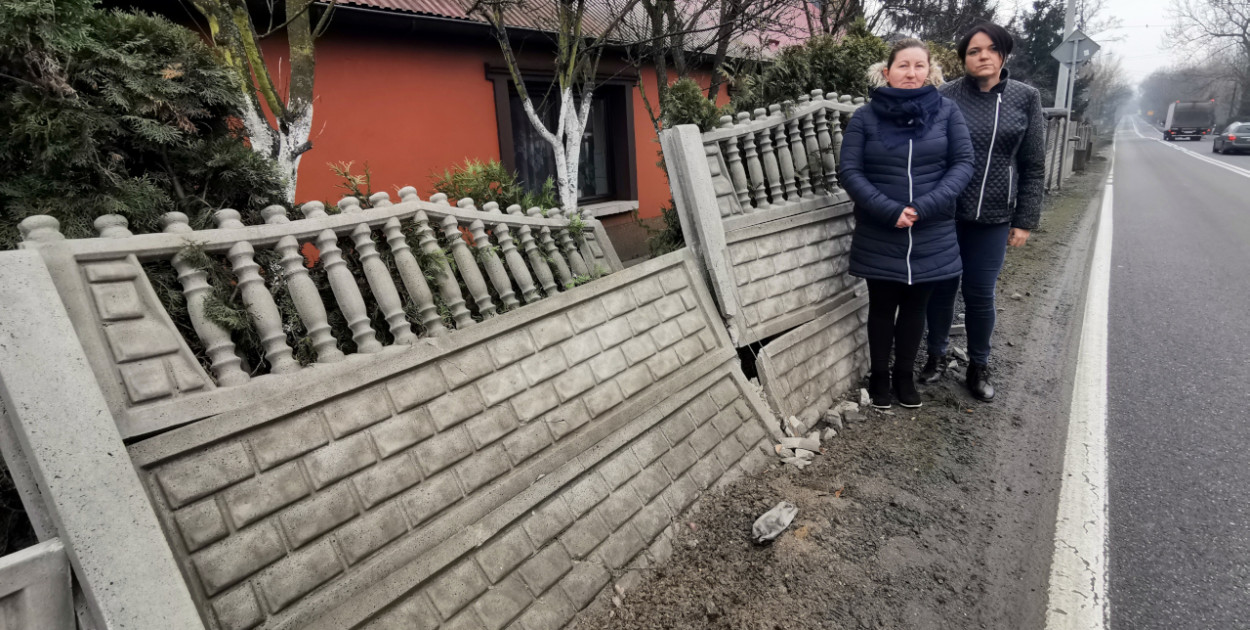 Mariola Nowak i Ewa Bańdo obok zniszczonego ogrodzenia