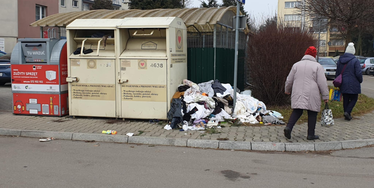 Sterta ciuchów przy pojemniku przy ul. Jordana w Chrzanowie 