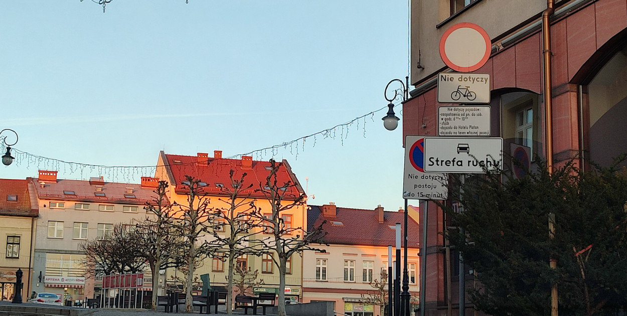 Znaki informują o wjeździe na Rynek w Chrzanowie